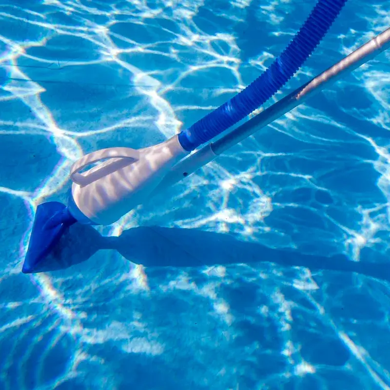 08011a-1 | PisciManía Blue snorkel floating in a sunlit swimming pool water.