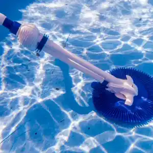 19001-3 | PisciManía Blue circular pool vacuum head attached to a white pole lies in a clear blue pool water.