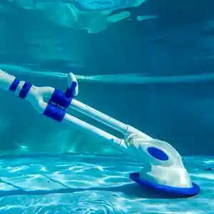 90399-2 | PisciManía Underwater pool cleaner with white and blue pole and suction head resting on pool floor.