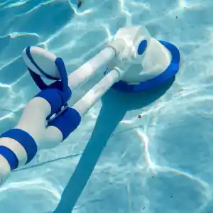 90399-4 | PisciManía Blue and white pool cleaning tool with a long telescoping handle floating in clear blue pool water