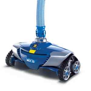w70668-1 | PisciManía Blue Baracuda MX8 pool cleaning robot with a flexible hose extending upward on a white background.