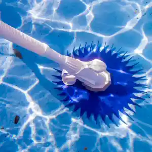 19007-3 | PisciManía Automatic pool cleaner head with a white arm and blue spiky suction disc submerged in bright blue pool water.