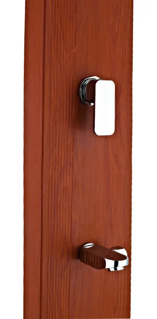 dsalc32w-2 | PisciManía Brown wooden door with a white vertical rectangular handle near the top half and a chrome curved latch below.