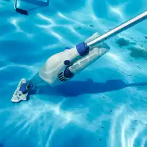 vcb10-3 | PisciManía Pool vacuum head attached to a telescoping pole submerged in clear blue pool water.