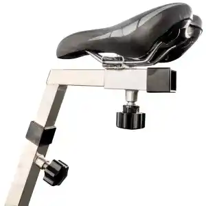 aqb2-2 | PisciManía Close-up of a bicycle saddle mounted on a metal clamp with adjustment knobs