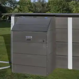 local-tecnico-de-gre-1 | PisciManía Gray metal outdoor storage box with a slanted hinged lid and a latch, on a grassy lawn beside a wooden wall/fence.
