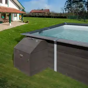 local-tecnico-de-gre-2 | PisciManía Above-ground pool with a dark cover rolled back on the side, adjacent to a wooden storage chest in a grassy backyard near a house with a covered patio
