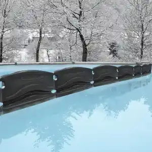 40580-3 | PisciManía Snowy outdoor scene with a blue swimming pool and a black modular pool cover along the edge.