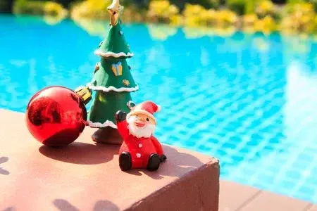 50367710-decorada-de-navidad-el-fondo-de-la-piscina | PisciManía