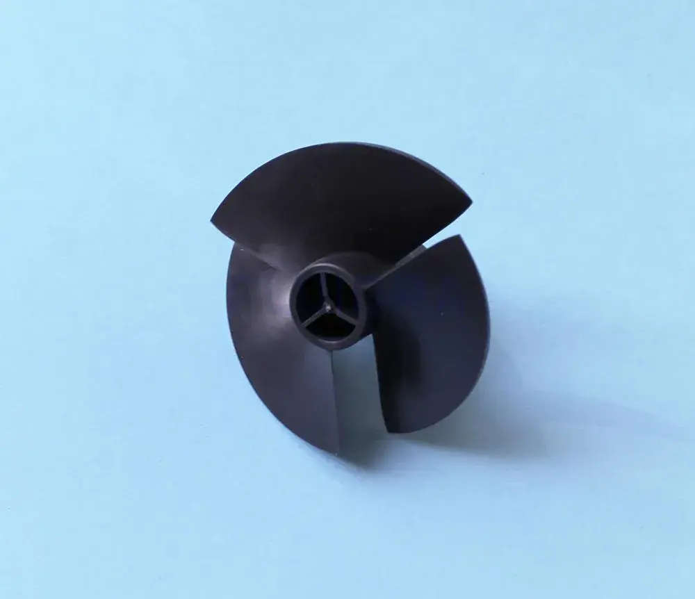wr000314-2 | PisciManía Plastic marine propeller with three blades on a light blue background, viewed from above.