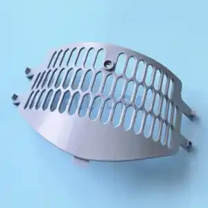 wr000314-4 | PisciManía Curved gray plastic grille with evenly spaced, rounded-rectangle openings and mounting tabs on the sides, likely a protective vent cover.