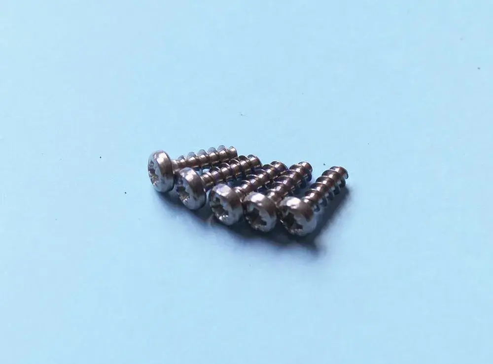 wr000501-2 | PisciManía Six silver Phillips-head screws lined up on a blue background (close-up).